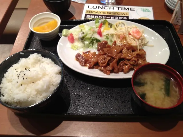 『駅前屋』の日替わりランチ。今日は焼肉定食。|Takayuki Sugimotoさん