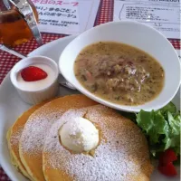 煮込みハンバーグのパンケーキランチ|笹巻さん