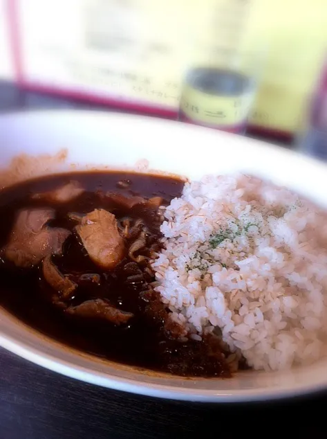 お昼はカレー。初アンネで、味は微妙。隣のおじさんも甘いって評してました。店主のこだわりは伝わらない。|abe yoshiroさん