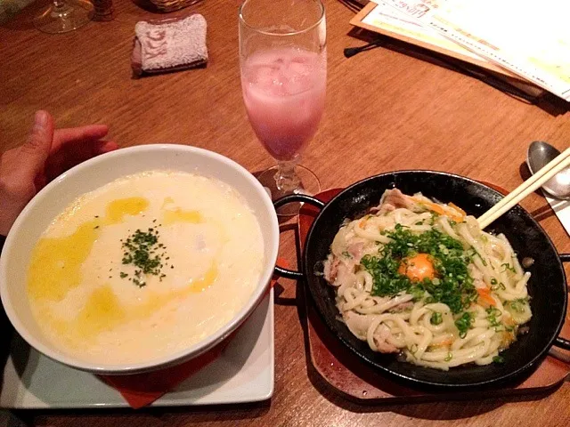 リゾットと、焼うどん、頂きます♩今打ち合わせ来てます。最近の天気予報は、本当外れて困ります(>_<)大阪土砂降り。|daikiさん