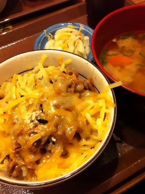 3種のチーズ牛丼とん汁おしんこセット。|ふじたさん