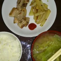 Snapdishの料理写真:キャベツと玉ねぎの味噌汁と豚肉とボテト。|三富靖子さん