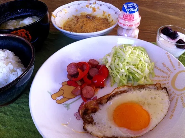 目玉焼き  パプリカとウィンナー炒め   納豆  味噌汁  ヨーグルト  ヤクルト|高田恵子さん