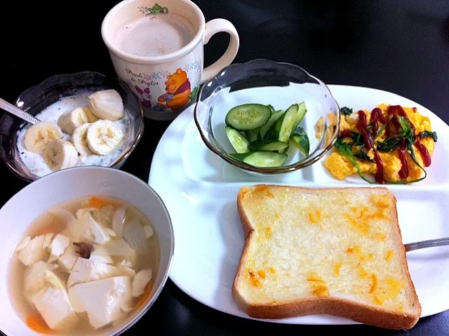 トースト・ほうれん草オムレツ・豆腐と野菜スープ・バナナきな粉黒ゴマヨーグルト・カフェオレ|ayAkaさん