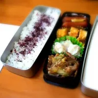 Snapdishの料理写真:今日のお昼ごはんです☆ ゆかりご飯と、ウインナー、卵焼き、冷凍シューマイ、昨日の晩飯の残りの豚肉とキャベツの炒め物です(^_^)|るしうす954さん