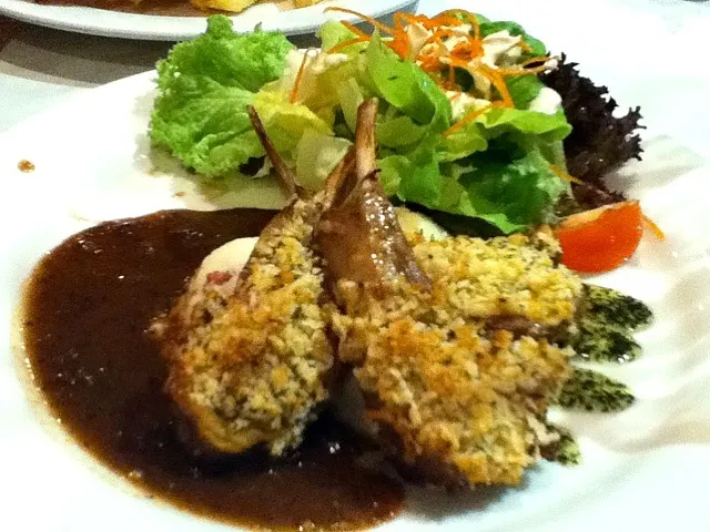 Snapdishの料理写真:lamb rack w mash and garden salad at dome|myleneさん