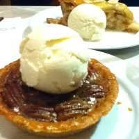 Snapdishの料理写真:pecan tart w gelato and apple pie with gelato :3|myleneさん