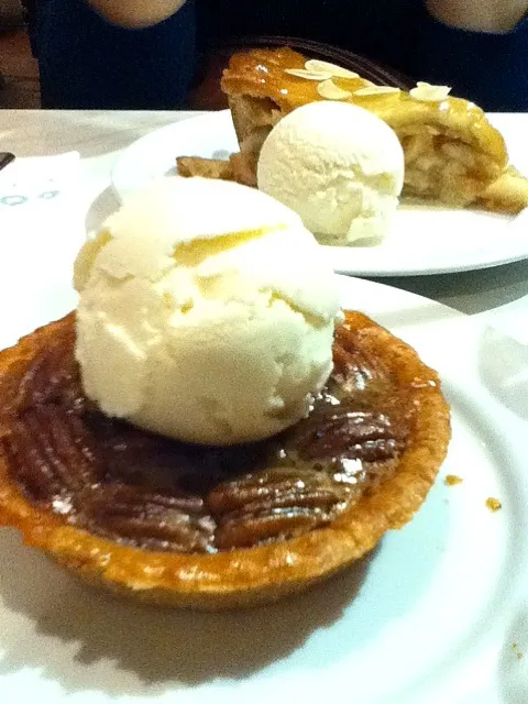 pecan tart w gelato and apple pie with gelato :3|myleneさん