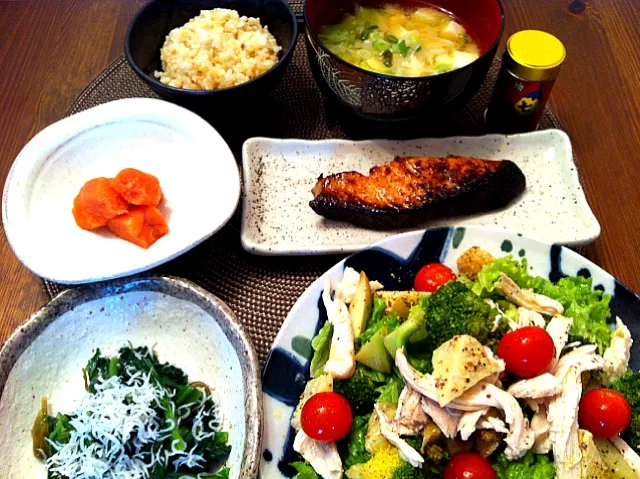 Snapdishの料理写真:土曜の朝ー！絶好のお花見日和。銀鱈西京漬け、しらすとほうれん草のナムル、残りおかずのサラダ、明太子、春キャベツと豆腐のお味噌汁、玄米ご飯。野菜たちは2人分なのでちょっと多めです(^ ^)|番長さん