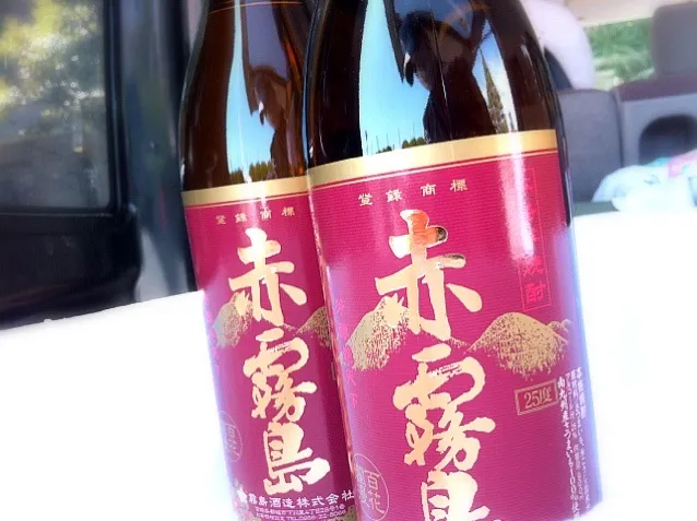 【NEW酒】和食・寿司に合う酒を求めて今日も新顔いれました。先ずはプレミア芋焼酎の赤霧島。味わいはよく分かりませんが皆喜びます（笑）中々手に入りませんが取って置いてくれました(^^宮崎県。|金子 雄介さん