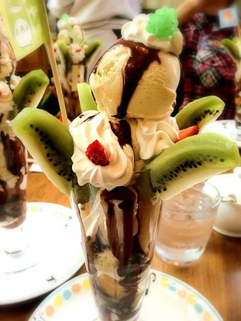 strawberry kiwi chicolate parfait|eman guiruelaさん