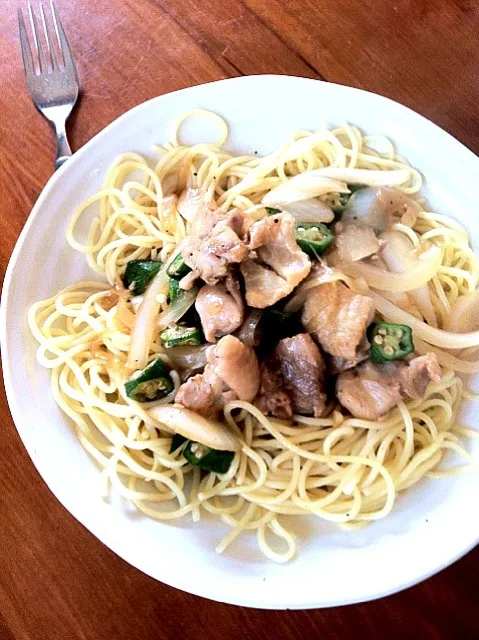 鶏肉、玉ねぎ、オクラのパスタ|ぴらこさん