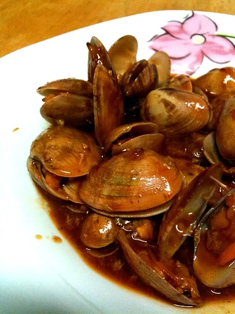 Snapdishの料理写真:Clams in Spicy Sauce|Shiroi Yukiさん