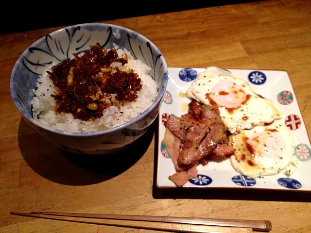 Snapdishの料理写真:食べるラー油丼とベーコンエッグ|前田 タカシさん