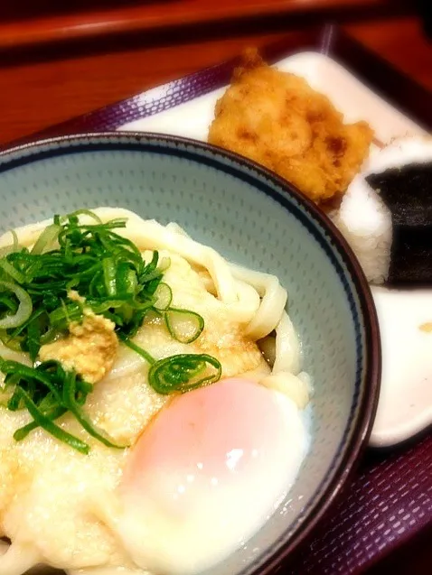 とろ玉醤油＋おにぎり 鶏の天ぷら|ハチさん