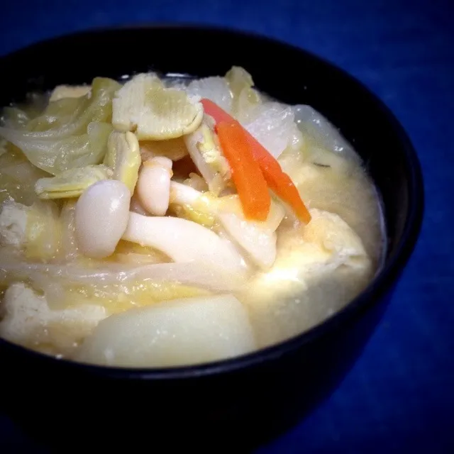 今日も具沢山味噌汁。野菜を摂るにスープ系が一番。|ぺんぎんさん