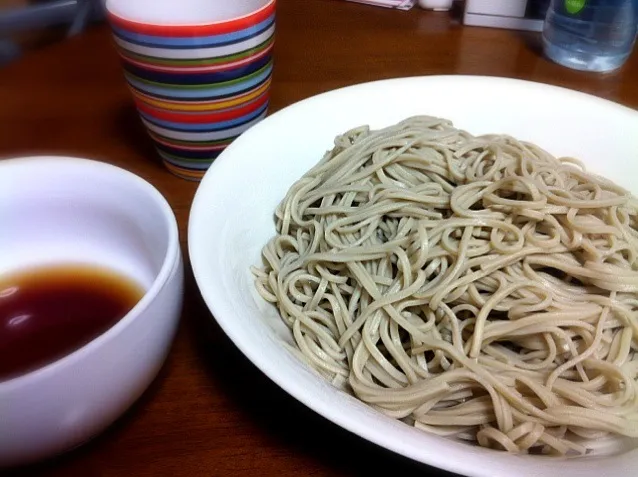 昨日頂いた蕎麦茹でたよ。おいしかったけど和風な容器がなかったね😞|hirotomoさん