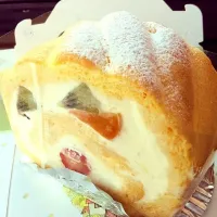 Snapdishの料理写真:洋菓子 tsutiyaのフルーツロールケーキ