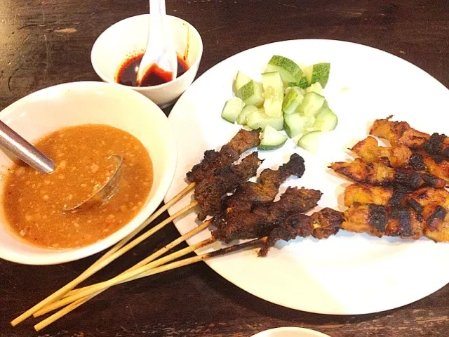 Snapdishの料理写真:satay with dipping sauce|(=^x^=)さん