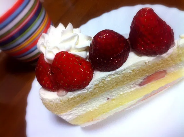 夜中のショートケーキ。食べそびれてこんな時間。|hirotomoさん