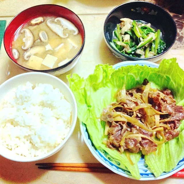 Snapdishの料理写真:牛肉とゴボウのしぐれ煮、ほうれん草とまいたけの中華スープ炒め、味噌汁|wakanowさん