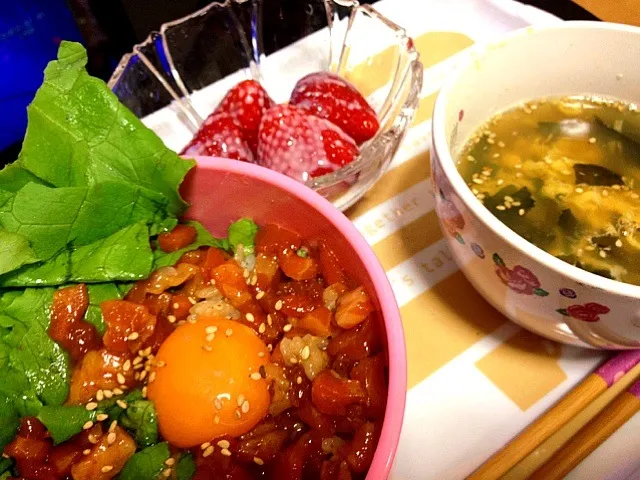 サーモンユッケ丼＆卵スープ＆あまおう|あーちゃんさん