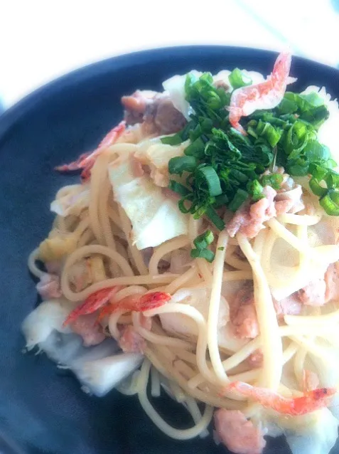 Snapdishの料理写真:春キャベツ・桜海老・鮭の中骨水煮のパスタ|よ〜んさん