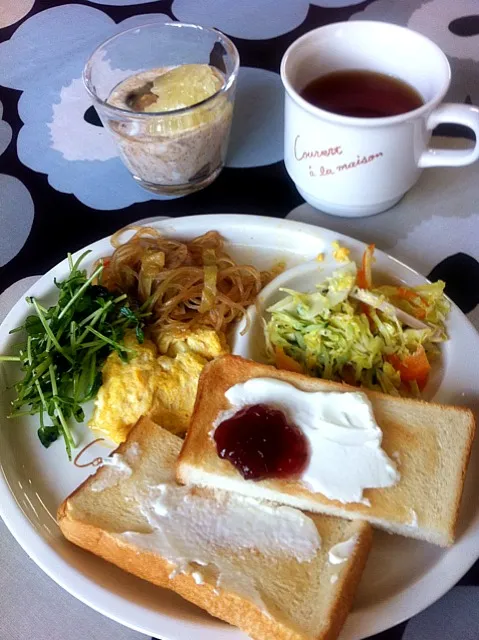 豆苗サラダとサワークリームトーストの朝食|ケイさん