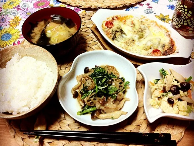 冷蔵庫残り物ごはん。♡オクラの味噌グラタン、炒り豆腐、菜の花と水菜と豚肉のオイスター炒め、桜えびのお味噌汁♡|Kaori Takedaさん