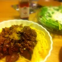 Snapdishの料理写真:なすのミートソースパスタ&シーザーサラダ|Megumiさん