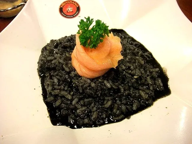 squid ink risotto with salmon|Ahmad Nazri Mohamed Naimさん