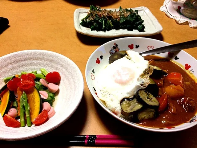 茄子と目玉焼きのカレーAND魚肉ソーセージの彩サラダ、ほうれん草のおひたし|romiさん