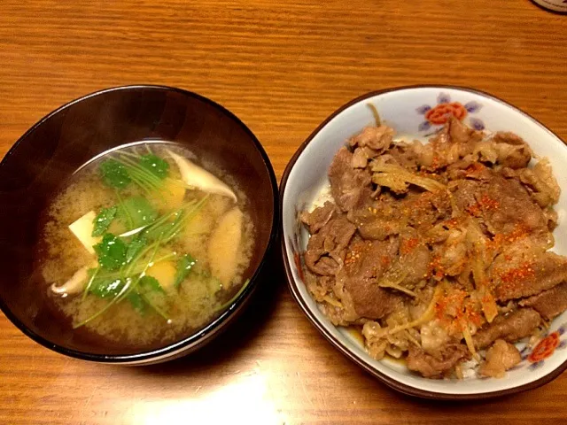 Snapdishの料理写真:牛丼2(昨日の残り物)と豆腐と椎茸の味噌汁|かまさん