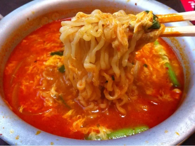 韓国ラーメン。トロトロ玉子とじがええ感じ。|たけうちさん