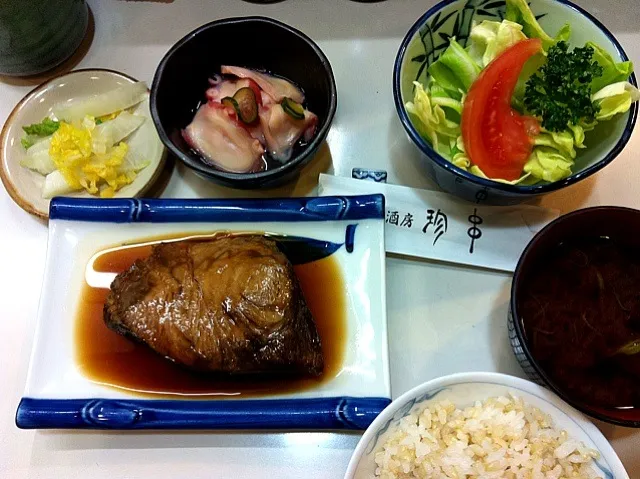 本日のランチ。 ブリを 煮魚で。ご飯は玄米をチョイス。|大石さん