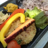 Snapdishの料理写真:本日のお昼は日比谷公園で、豆腐ハンバーグ弁当にしました。 人参、なんていう種類なんだろう、とても美味しかったです。お弁当屋さんが箸をつけるのを忘れてたので、近所の売店に求めて、ようやく食べられました。売店のおじさんに感謝^^|nobuhiko katoさん