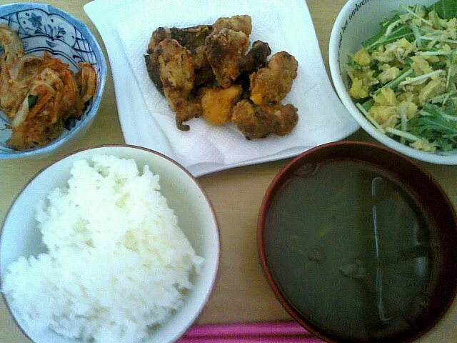 鳥の唐揚げ さつまいもと切り干し大根水菜のサラダ キムチ めかぶのスープ ご飯|Nozomi Kitadeさん