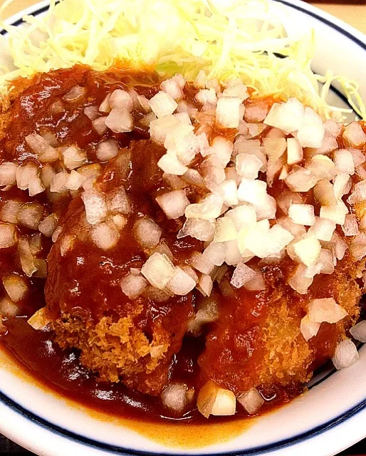 Snapdishの料理写真:ミートソースとシャキシャキ玉ねぎのメンチカツ丼 #昼ごはん #昼飯 #ランチ #丼|Takashi H.さん