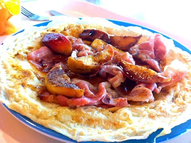 pancakes with bacon and apples|Diepak Kisoensinghさん