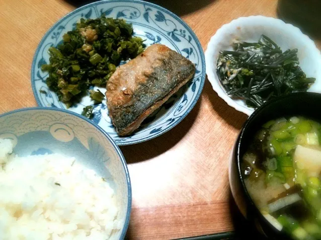 ごまさばのムニエルと、白菜葉と油揚げの醤油炒めと、香菜茹で。ヘルシー！|Ichimuraさん