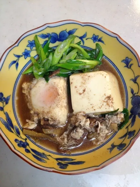 丼つゆの残りに、豆腐と卵、お葱を入れて炊きました。|かまさん