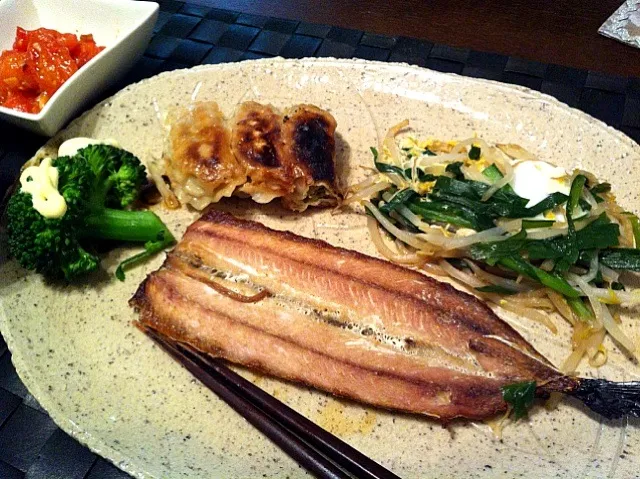 一日外出してたので簡単ご飯。秋刀魚の開き、ニラ玉、二日前の残りの餃子。松屋美味しいもの市で買ったトマト（シシリアンルージュ）をお勧めの食べ方でニンニクソテーにしてみた。おいすぃーい！バケットに乗せたい。珍しく白ワインでも飲みたくなるわっ|sakakuraさん