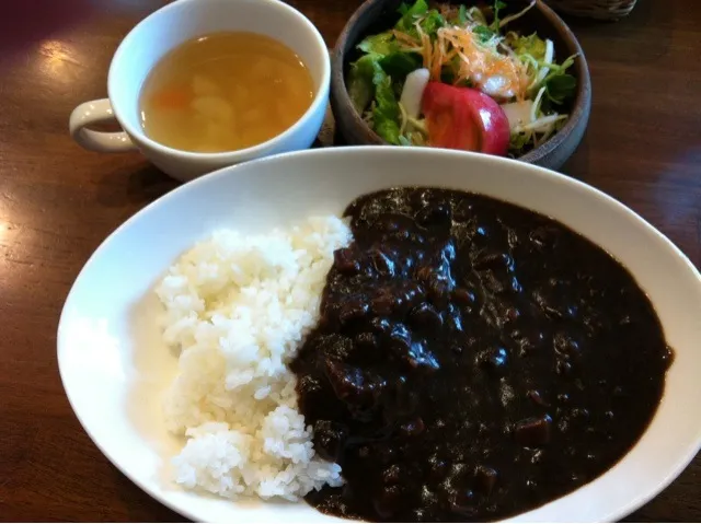 ランチから、黒カレー。店主オススメ自家製の無農薬玉ねぎを使った逸品。|大石さん