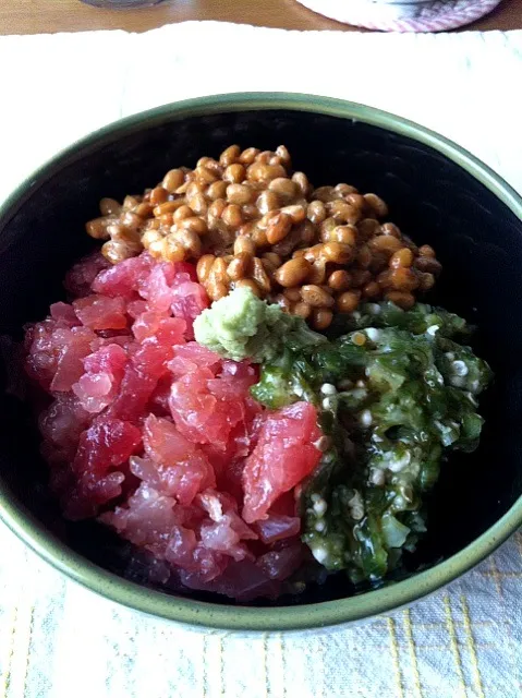 Snapdishの料理写真:三色ネバネバ丼。ファミマのお惣菜と常備食の納豆を乗っけっただけの手抜き料理(^^;|Mikaさん