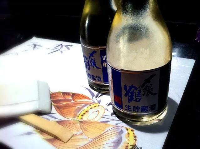 Snapdishの料理写真:【NEW酒】今ぐらいの時期〜夏場にかけて期間限定で出回る〆張鶴の吟醸生貯蔵酒。淡麗辛口だけどフルーティーでもあります。300ml|金子 雄介さん