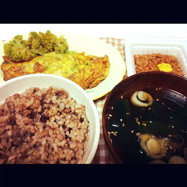 dinner♡brown rice/ seaweed soup/ natto/ green onion omelet/ broccoli with white seaame seasoning|amiさん