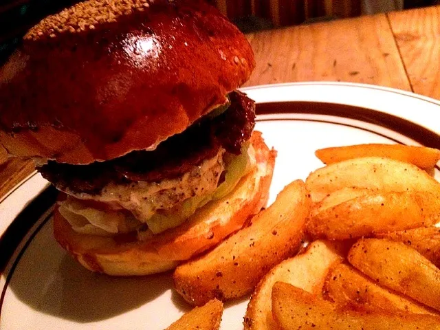 Avocado sour cream blackpepper burger|chan mitsuさん