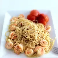 Snapdishの料理写真:Garlic Prawn Pasta|Huiksさん