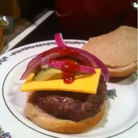 Snapdishの料理写真:Cheeseburger with pickled onion and avocado|jimさん