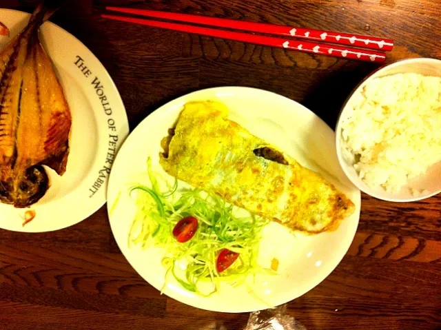 Snapdishの料理写真:ひき肉オムレツ アジの開き ごはん|Rosalieさん